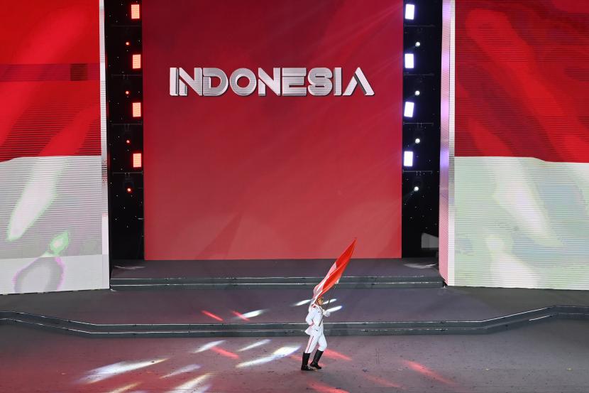 Petugas membawa bendera Indonesia tanpa diikuti atlet saat acara penutupan SEA Games 2021 Vietnam di Vietnam Asian Indoor Games Stadium, Hanoi, Vietnam, Senin (23/5/2022). Kontingen Indonesia menduduki peringkat ketiga dengan perolehan 69 medali emas, 91 medali perak, dan 80 medali perunggu.