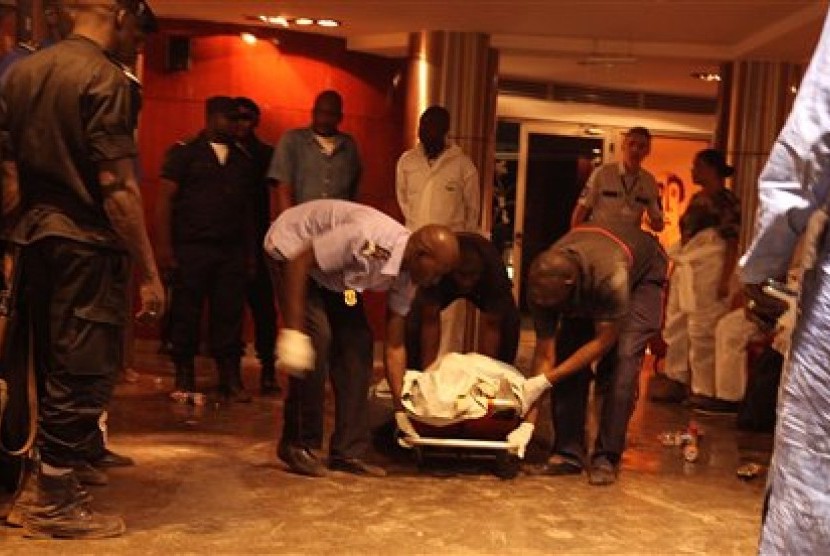 Petugas membawa jasad korban penyerangan di Radisson Blu Hotel, Bamako, Mali, Jumat, 20 November 2015.