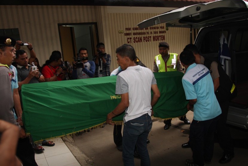 Petugas membawa jenazah anggota polisi Polsek Senen Bripka Taufik Hidayat setibanya di RS Polri Kramat Jati, Jakarta, Selasa (19/1). 