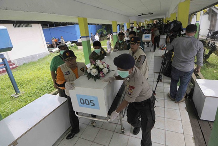 Petugas membawa jenazah korban Air Asia QZ8501 usai dibersihkan di Rumah Sakit Sultan Imanuddin, Pangkalan Bun, Kalimantan Tengah, Kamis (1/1)
