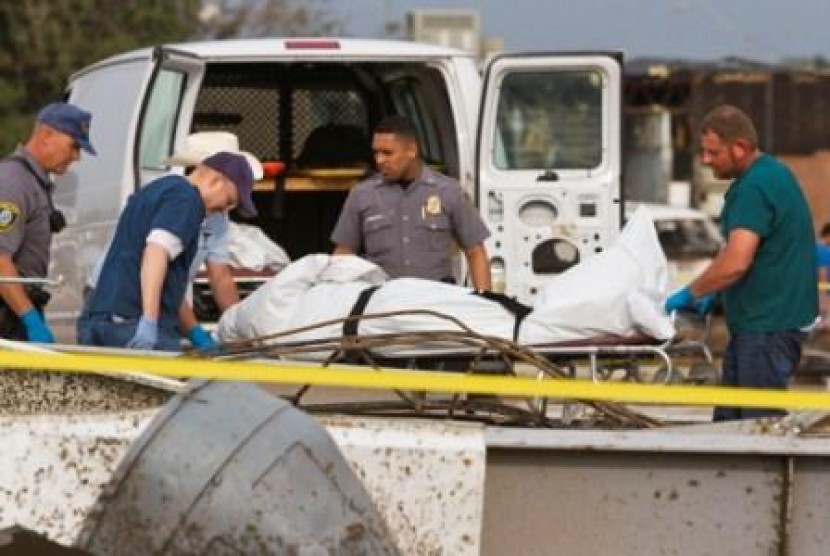 Petugas membawa jenazah korban Tornado Oklahoma.