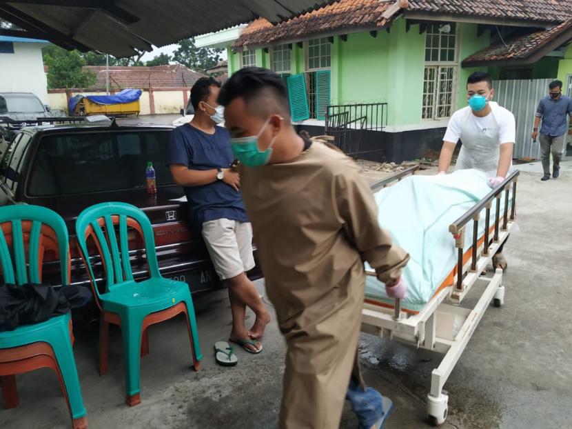 Petugas membawa jenazah YR, warga Tasikmalaya yang meninggal setelah dihakimi massa lantaran diduga melakukan pencurian, Ahad (31/1). 