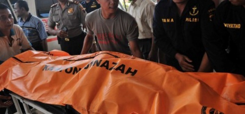 Petugas membawa kantong berisi jenazah salah satu terduga teroris yang tewas dalam penyergapan oleh polisi di Sukoharjo.