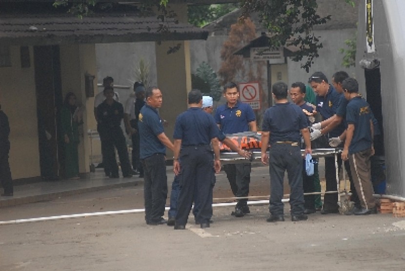 Petugas membawa kantong jenazah korban jatuhnya pesawat Sukhoi Super Jet 100 di Rumah Sakit Polri, Jakarta, Sabtu (12/5).