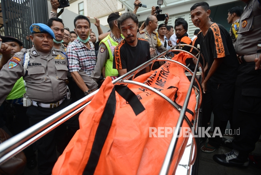 Officers carried body bag of dead victim in a murder case at Pulomas Residence, Pulogadung, East Jakarta, on Tuesday (December 27, 2016). 