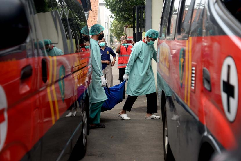 Petugas membawa kantong jenazah korban kebakaran Lembaga Pemasyarakatan (Lapas) Kelas I Tangerang untuk dinaikan kedalam ambulance di RSUD Kabupaten Tangerang, Banten.