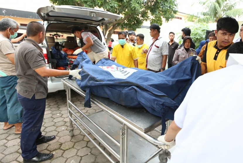 Petugas membawa kantong jenazah korban kebakaran pabrik mancis (korek gas) ketika tiba di Rumah Sakit Bhayangkara Polda Sumut untuk dilakukan proses otopsi, di Medan, Sumatera Utara, Jumat (21/6/2019). 