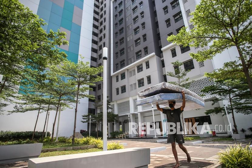 Petugas membawa kasur di Rusun Daan Mogot, Jakarta, Jumat (4/2/2022). Dua tower di Rusun Daan Mogot Jakarta Barat disiapkan menjadi tempat isolasi mandiri bagi pasien positif COVID-19 guna mengantisipasi jika kapasitas rumah sakit sudah tidak bisa menampung lagi.