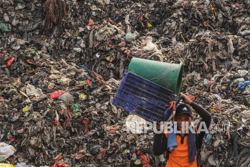 [Foto Ilustrasi TPA Cipayung, Depok, Jawa Barat] Dinas Lingkungan Hidup dan Kebersihan (DLHK) Kota Depok, Jawa Barat mendorong terbentuknya Bank Sampah di tingkat kelurahan. 
