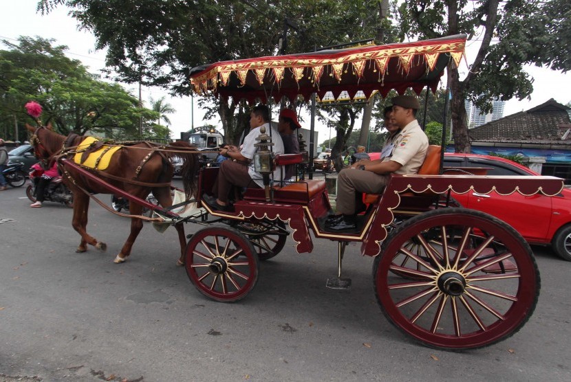 Petugas membawa kereta kencana untuk pernikahan Kahiyang Ayu - Bobby Nasution, di Medan, Sumatera Utara, Rabu (22/11). 