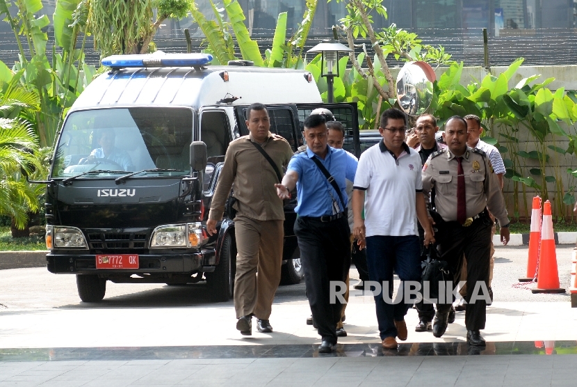 Petugas membawa Ketua Komisi B DPRD Jatim Mochamad Basuki (ketiga kiri) yang terjaring Operasi Tangkap Tangan (OTT) masuk ke Gedung KPK, Jakarta, Selasa (6/6).