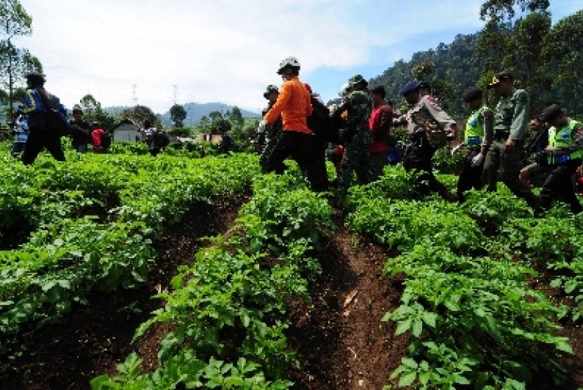 Petugas membawa korban longsor di Bandung.