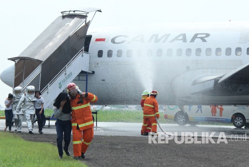 Petugas membawa korban pada Emergency Exercise (Simulasi Keadaan Darurat) Tahun 2017 yang digelar PT Angkasa Pura II di Bandara Husein sastranegara, Kota Bandung, Kamis (16/11).