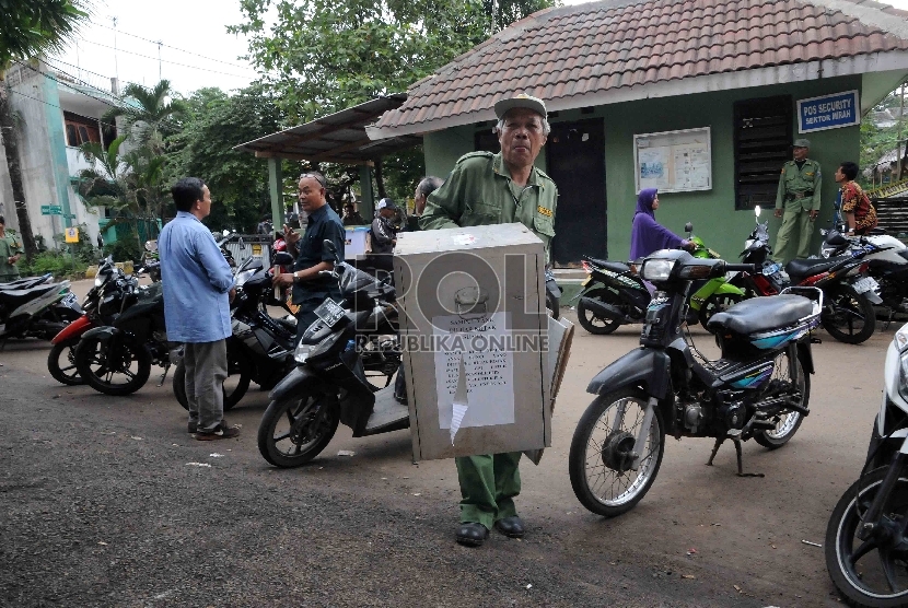 Petugas membawa kota suara hasil pemilihan kepala daerah (Pilkada) untuk dihitung di Kantor Kelurahan Pondok Jaya, Kecamatan, Cipayung, Kota Depok, Jawa barat, Rabu (9/12).