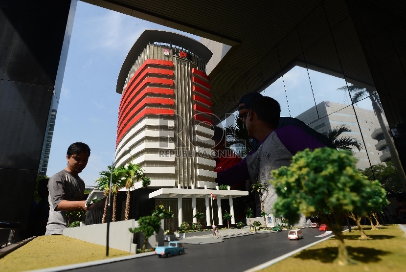 Petugas membawa maket Gedung Komisi Pemberantasan Korupsi (KPK) untuk dipersiapkan saat peresmian Gedung KPK baru di Jakarta, Senin (28/12).  (Republika/Raisan Al Farisi)