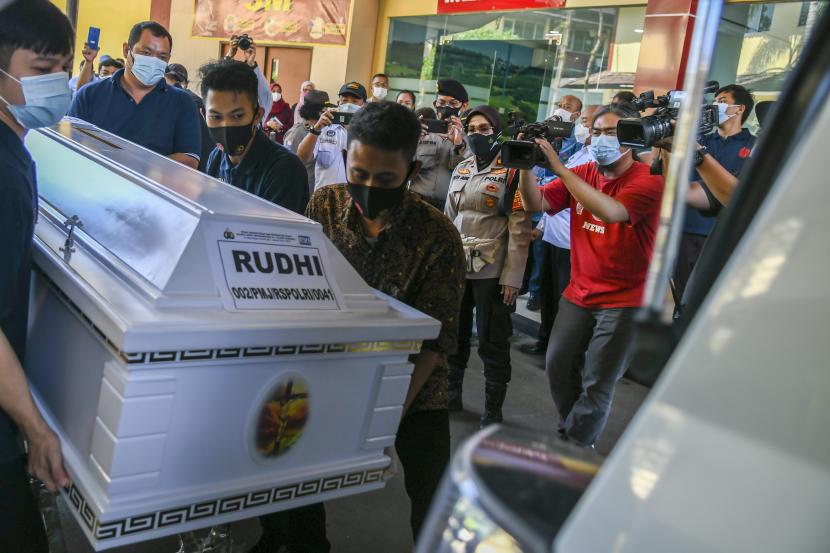 Petugas membawa peti berisi jenazah korban kebakaran lapas kelas 1 Tangerang untuk diserahkan kepada keluarga di RS Polri, Kramat Jati, di Jakarta, Jumat (10/9/2021).