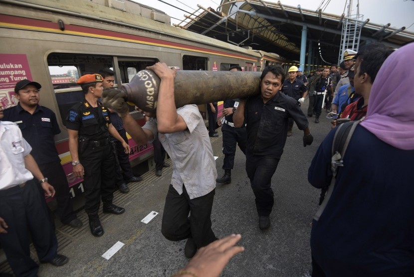 Petugas membawa tabung las untuk mengevakuasi masinis yang terjepit di gerbong ketika terjadi tabrakan Kereta Rel Listrik (KRL) di Stasiun Juanda, Rabu (23/9). 
