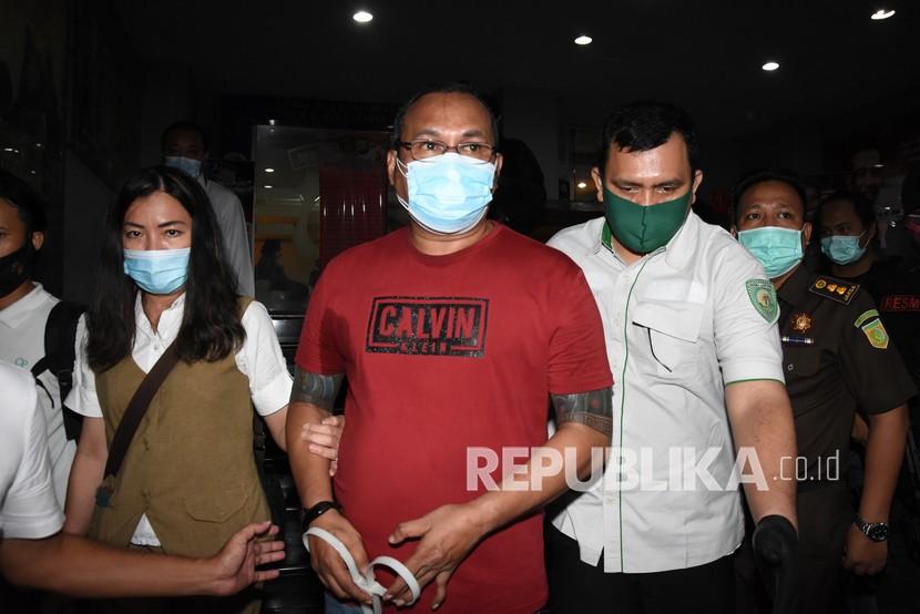  John Refra alias John Kei (tengah) saat pelimpahan tahap dua tersangka dan barang bukti di Polda Metro Jaya, Jakarta, Senin (19/10/2020).