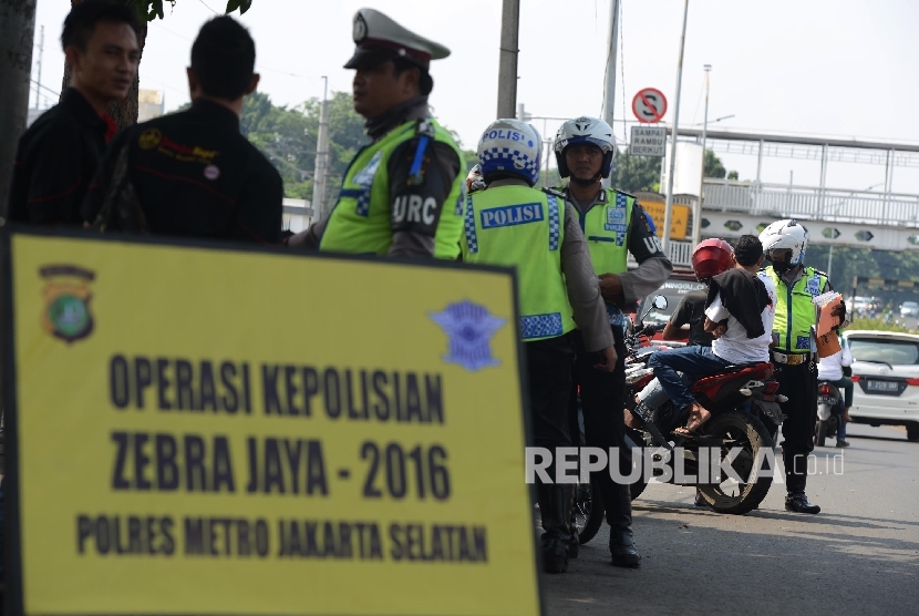 Petugas memberhentikan kendaraan untuk memeriksa kelengkapan surat kendaraan saat menggelar Operasi Zebra Jaya di kawasan Pasar Minggu, Jakarta Selatan. ilustrasi 