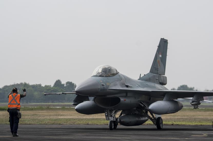 Petugas memberi aba-aba kepada pilot pesawat tempur F16