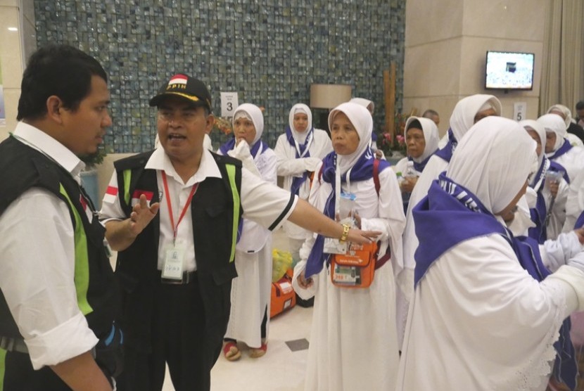Petugas memberikan arahan kepada jamaah haji Indonesia saat tiba di Makkah, Kamis (11/8)