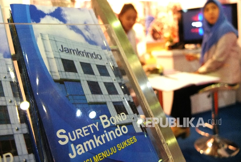 Petugas memberikan informasi kepada pelaku UMKM terkait produk Perum Jamkrindo di Jakarta, belum lama ini.