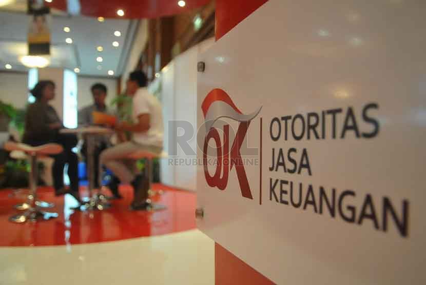 Petugas memberikan informasi mengenai Otoritas Jasa Keuangan (OJK) kapada pengunjung dalam pameran Indonesia Financial Expo & Forum (IFEF) 2014 di Jakarta Convention Center (JCC), Jumat (26/9).(Republika/Prayogi)