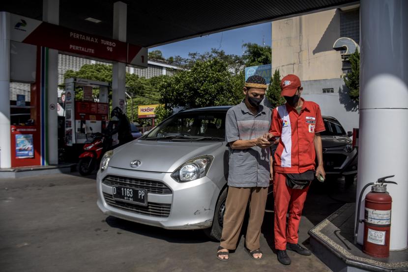 Petugas memberikan informasi pendaftaran subsidi tepat melalui aplikasi MyPertamina kepada pengendara di SPBU Pertamina Riau, Jalan LLRE Martadinata, Kota Bandung.