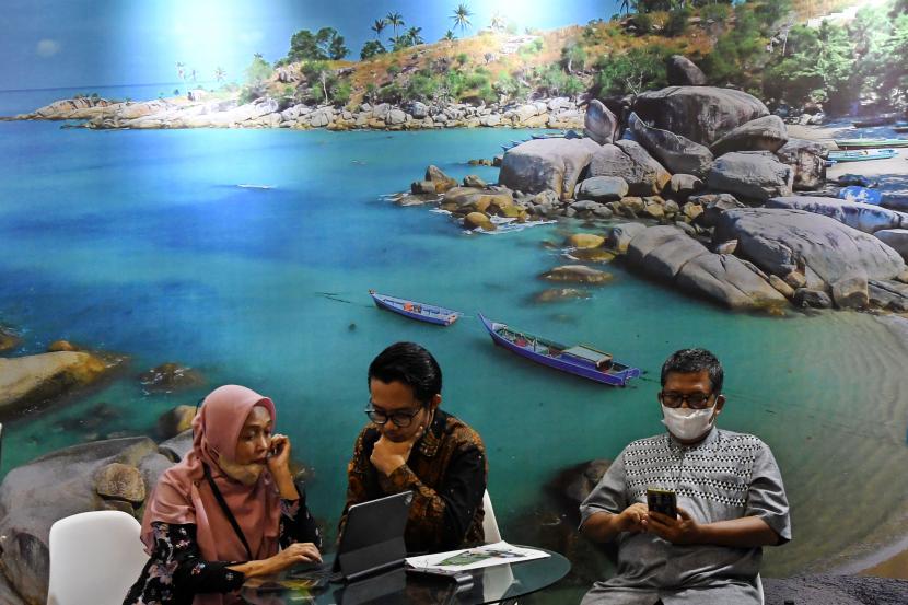 Petugas memberikan penjelasan kepada pengunjung dalam pameran Gebyar Wisata Nusantara 2022 di Jakarta Convention Center (JCC), Jakarta, Jumat (1/7/2022). Pameran yang diikuti sejumlah pemerintah daerah, penyedia jasa pariwisata, dan indsutri pendukung tersebut berlangsung hingga 3 Juli 2022 untuk mempromosikan potensi-potensi wisata di daerah. 
