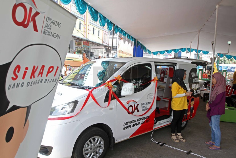   Petugas memberikan penyuluhan kepada warga saat peresmian sosialisasi Si MObil LitErasi Keuangan (SiMOLEK) di Pasar Juanda, Bekasi, Jawa Barat, Senin (5/5). 