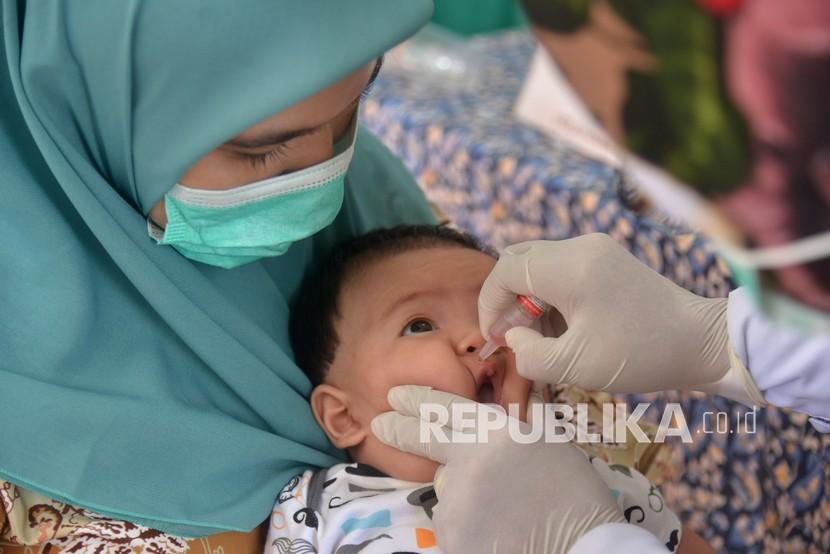 Petugas memberikan vaksin polio dengan cara diteteskan ke mulut bayi saat berlangsung imunisasi di Posyandu Kuta Alam, Banda Aceh, Aceh, Selasa (2/2/2021). Vaksin Rotavirus juga diberikan dengan cara diteteskan ke mulut bayi. 