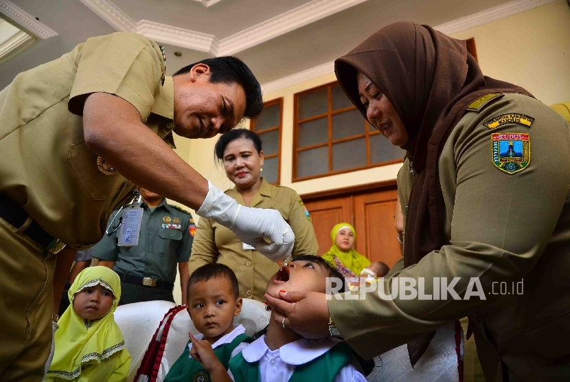 Petugas memberikan vaksin polio kepada balita (ilustrasi).