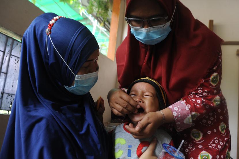 Petugas memberikan vitamin kepada anak pada kegiatan Pos Pelayanan Terpadu (Posyandu) di Posyandu Cemara Albariah Gandus Palembang, Sumsel. Pemkot Palembang berupaya untuk mewujudkan zero stunting pada 2023.