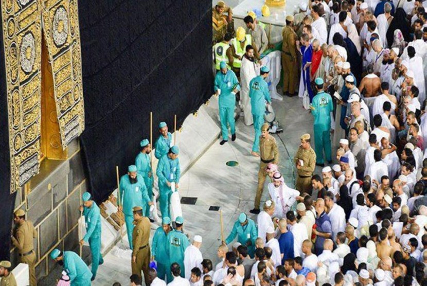 Petugas membersihkan area mataf.