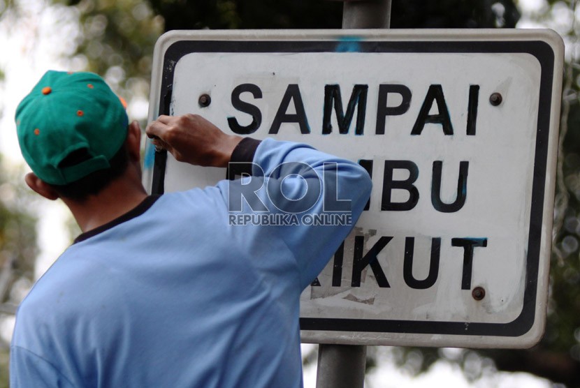  Petugas membersihkan dan menulis ulang rambu lalu lintas di jalan Medan Merdeka Selatan, Jakarta Pusat, Rabu (28/8).  (Republika/Yasin Habibi)