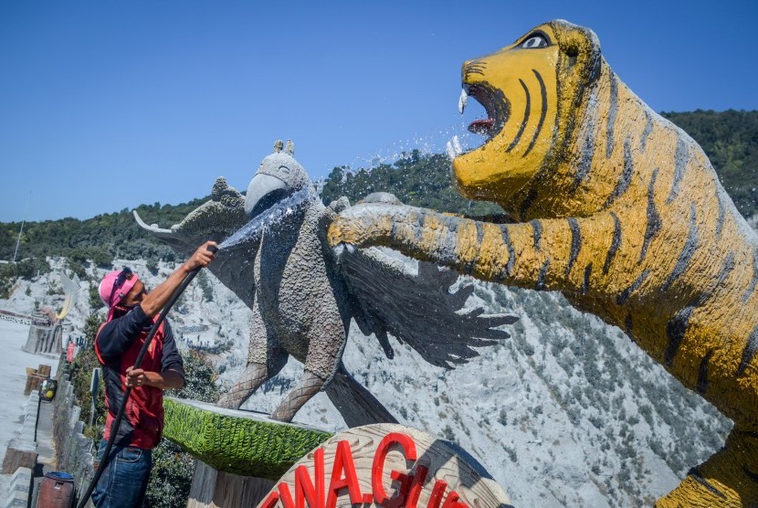 Petugas membersihkan debu vulkanik di sekitar Kawah Ratu pascaerupsi Gunung Tangkuban Parahu, Kabupaten Subang, Jawa Barat, Minggu (28/7/2019). 