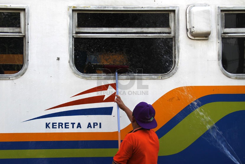 Petugas membersihkan gerbong kereta api di Stasiun Senen, Jakarta Pusat.