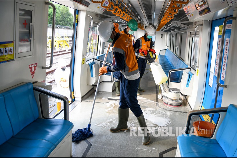 Petugas membersihkan gerbong kereta Light Rail Transit (LRT) dengan menggunakan cairan disinfektan di Depo Light Rail Transit (LRT) Sumatera Selatan, Palembang, Selasa (10/3/2020). 