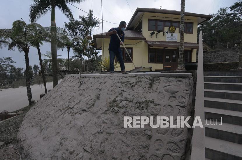 Petugas membersihkan halaman Pos Pengamatan Gunung Merapi yang terkena abu vulkanik Gunung Merapi di Babadan, Magelang, Jawa Tengah.