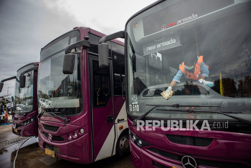 Petugas membersihkan interior bus TransJakarta tipe Royaltrans. ilustrasi. PT Transportasi Jakarta (Transjakarta) menyediakan sebanyak 50 unit bus premium Royaltrans untuk mendukung perhelatan Formula E 2022 yang berlangsung di sirkuit Ancol, Jakarta Utara hari ini Sabtu (4/6/2022).