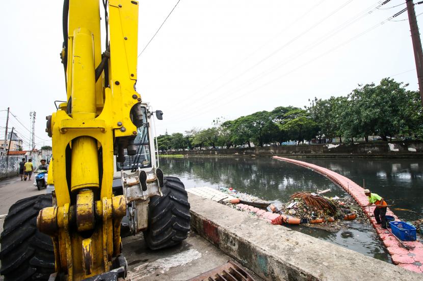 Petugas membersihkan Kali Mookervart, Rawa Buaya, Jakarta, Selasa (14/9/2021). Pemkot Jakarta Barat membuat sejumlah kebijakan penanganan banjir di lima lokasi prioritas, salah satunya di Rawa Buaya dengan membersihkan sampah di Kali Mookervart dan membangun saluran gendong sepanjang 1.008 meter persegi.