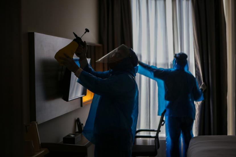 Petugas membersihkan kamar hotel. PHRI Kalbar siap menerapkan protokol kesehatan jika hotel dibuka kembali. Ilustrasi.