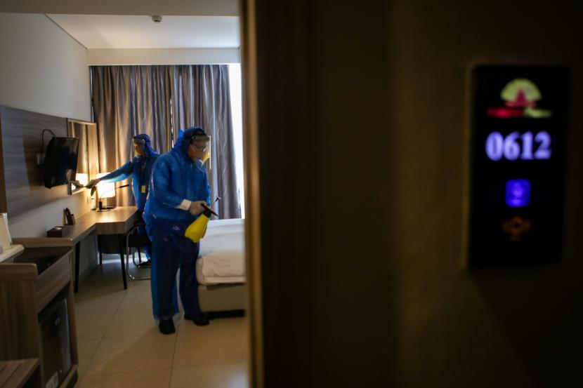 Petugas hotel membersihkan kamar. Ilustrasi. 