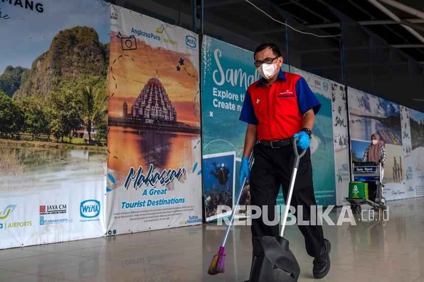 Petugas membersihkan koridor terminal keberangkatan di Bandar Udara Internasional Sultan Hasanuddin, Maros, Sulawesi Selatan. Sebanyak 13 bandara yang dikelola PT Angkasa Pura (AP) I (Persero) mendapatkan pengakuan The Voice of Customer dari Airport Council International (ACI). Direktur Utama AP I Faik Fahmi mengatakan pengakuan tersebut merupakan apresiasi atas komitmen bandara-bandara AP I yang terus beradaptasi dengan pelanggan selama pandemi Covid-19 pada 2021.