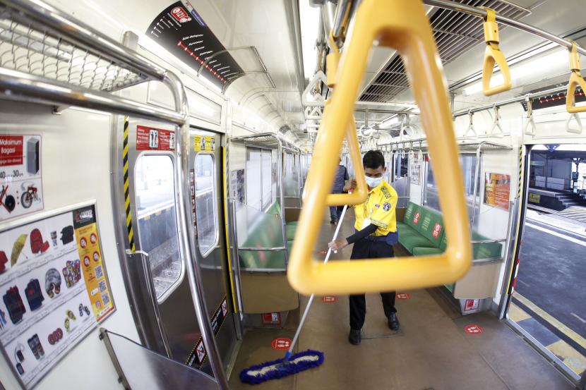 Petugas membersihkan lantai dan menyempotkan disinfektan di dalam gerbong kereta di Stasiun Balapan Solo, Jawa Tengah, Kamis (29/4/2021). 