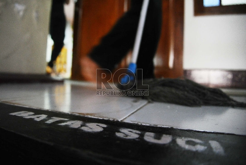 Petugas membersihkan lantai di Masjid Nuruttaqwa, Jakarta, Rabu (8/4).