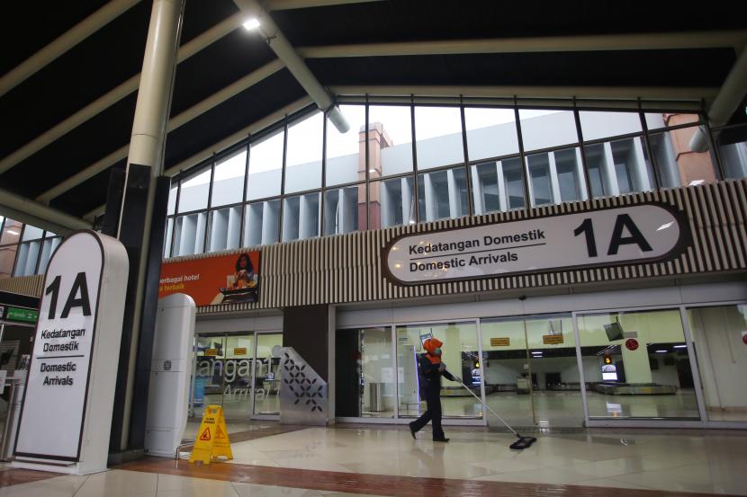 Petugas membersihkan lantai di Terminal 1A Kedatangan, Bandara Soekarno Hatta, Tangerang, Banten, Senin (20/12/2021). PT Angkasa Pura II Cabang Bandara Soekarno Hatta berencana akan kembali mengoperasikan Terminal 1A saat Natal dan Tahun Baru 2022 setelah sebelumnya berhenti beroperasi selama pandemi COVID-19. 