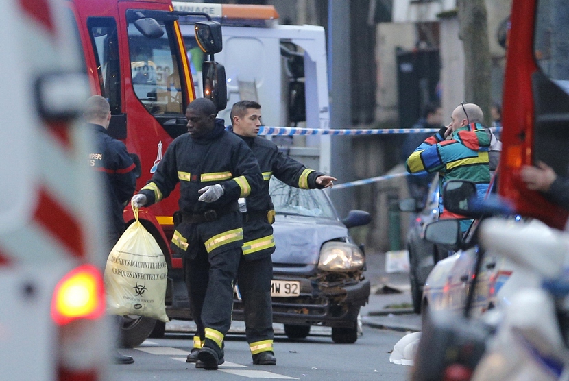  Petugas membersihkan lokasi penyerangan kantor majalah Charlie Hebdo di Mountrouge, luar kota Paris, Kamis (8/1). 