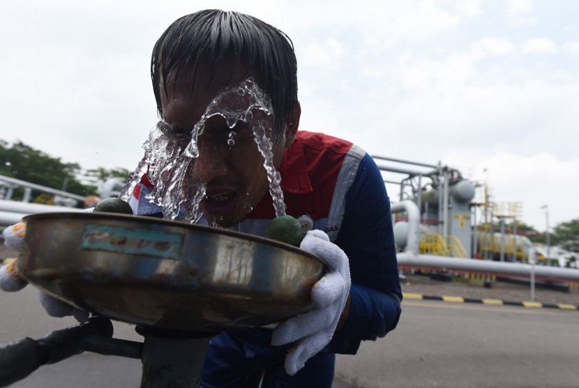 Petugas membersihkan mata di Eye Wash di area Onshore Receiving Facilities (ORF) milik PT Pertamina Gas di Porong, Sidoarjo, Jawa Timur, Jumat (26/2).