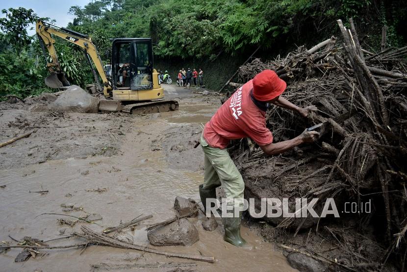 Jalan penghubung Garut dan Bandung lintas Talegong masih tertutup tanah longsor (Foto: longsor Garut)